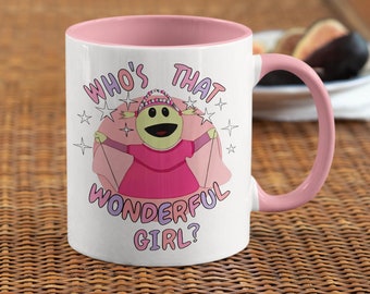 Qui est cette fille merveilleuse ? | tasse de café Nanalan | Tasse en céramique | 11 onces | Mug durable | Tasse Mona | Mug Nanalan Meme