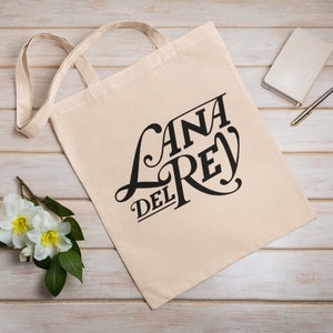 Lana Del Rey Tasche | Wiederverwendbare Tasche | Baumwoll Tragetasche | Perfektes Geschenk | Sängerin Tragetasche | Zimt Mädchen | Ultraviolett | Geboren um zu sterben