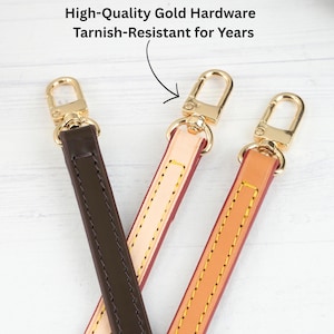 Puede incluir: Primer plano de tres correas de cuero con herrajes dorados. Las correas son de color marr&oacute;n, beige y naranja, con costuras en contraste. El texto dice: "High-Quality Gold Hardware Tarnish-Resistant for Years."