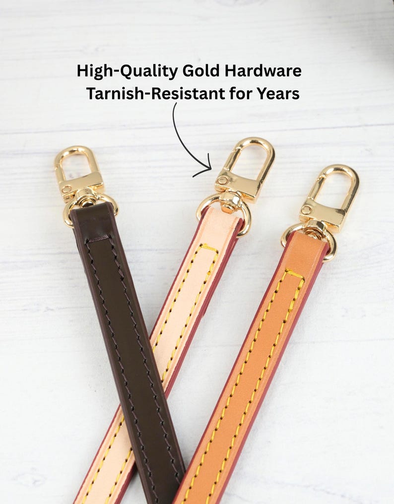 Puede incluir: Primer plano de tres correas de cuero con herrajes dorados. Las correas son de color marr&oacute;n, beige y naranja, con costuras en contraste. El texto dice: "High-Quality Gold Hardware Tarnish-Resistant for Years."