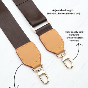 Op de afbeelding: Bruine tasriem met goudkleurige hardware en bruinlederen accenten. De riem is 4 cm breed en heeft een verstelbare lengte van 75-140 cm. Gemaakt van premium volnerf vachetta leer.