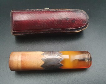 Antico bocchino per sigarette in ambra naturale, prodotto nel Regno Unito nel 1910.