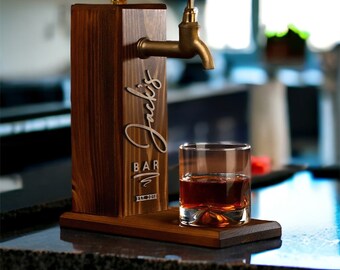 Dispensador de whisky de madera con nombre en relieve personalizado, bar, bar en casa, cobertizo de pub y pub, vino, vodka, dispensador de licores, fuente de bebidas de madera