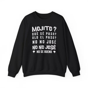 以下が含まれることがあります： 白い文字で「MOJITO？ QUÉ SÉ PASO？ OLD EL PASO？ NO NO JOSÉ NO NO JOSÉ NO SE BUENO」と書かれた黒いスウェットシャツ。長袖のクルーネックトップスはカジュアルなスタイルです。テキストは太字のサンセリフ体です。