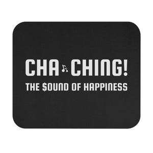 以下が含まれることがあります： 黒い正方形のマウスパッド、角は丸みを帯びています。「CHA ♪ CHING！」の文字が白で、音符の記号が付いています。下には「THE $OUND OF HAPPINESS」と書かれています。