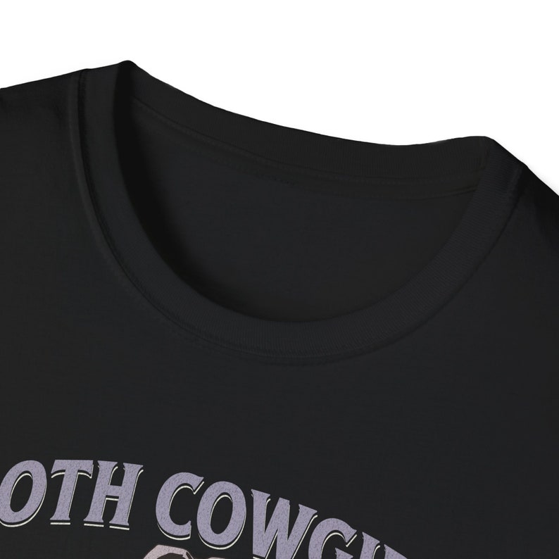 Pu&ograve; includere: Maglietta nera con il testo "Both Cowgirls" in bianco e viola.