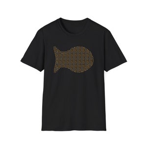 以下が含まれることがあります： 小さな点でできた金色の魚の模様がついた黒いTシャツ