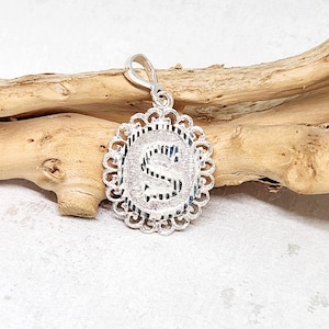 Colgante inicial de plata de ley 925 auténtica, colgante de letra de plata, colgante de letra ovalada, colgante de letra con marco de filigrana, 23 mm x 20 mm