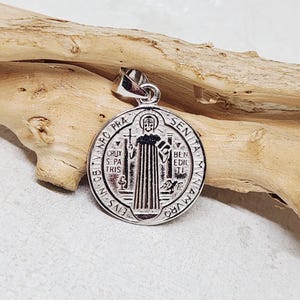 Medallón de plata de ley 925 auténtica, medallón de San Benito, dije religioso de plata, regalo católico, regalo para mamá, 18 mm de diámetro