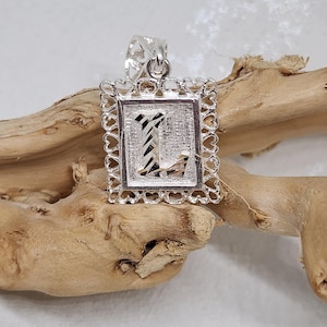 Colgante inicial de plata de ley 925 auténtica, colgante de letra de plata, colgante de letra cuadrada, colgante de letra de corazón, regalo para un amigo, 20 mm x 11 mm