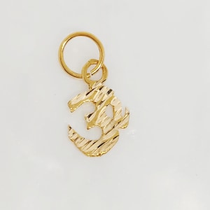 Petite breloque Om en or jaune 10 carats, breloque religieux hindou, symbole Om découpé, Om sculpté à la main, pendentif sacré, Om délicat, 8 x 7 mm