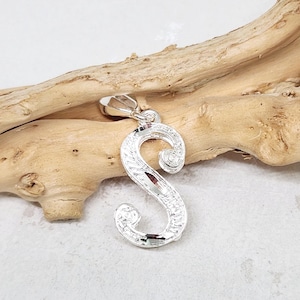 Colgante de plata de ley 925 con la inicial "S", dije de plata con la letra "S", colgante con letra cursiva, dije de letra tridimensional, 22 mm x 13 mm