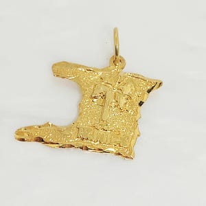 Colgante vintage de Trinidad con mapa de oro amarillo de 10 quilates, regalo trinitense, mapa de palmeras de oro, dije de Trinidad repujado en oro, joyería de las Indias Occidentales, 23 x 17 mm