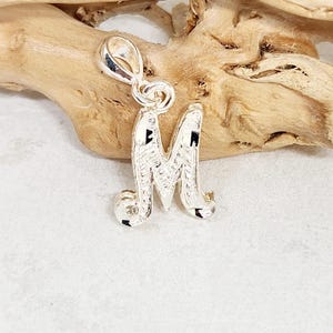 Colgante con inicial de plata de ley 925 auténtica, dije de letra de plata, colgante con letra cursiva, dije de letra dimensional, regalo para una amiga, 15 x 10 mm