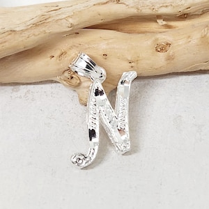 ÄKTA 925 Sterlingsilver initialhänge, silverbokstavsberlock, kursivt bokstavshänge, dimensionell bokstavsberlock, present till vän, 19 x 16 mm