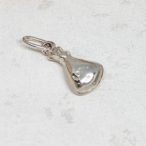 Breloque de sac d'argent en argent sterling 925 véritable, breloque signe dollar en argent, sac pour pièces de monnaie en argent, breloque dimensionnelle, sac d'argent gravé à l'eau-forte, 14 mm x 10 mm