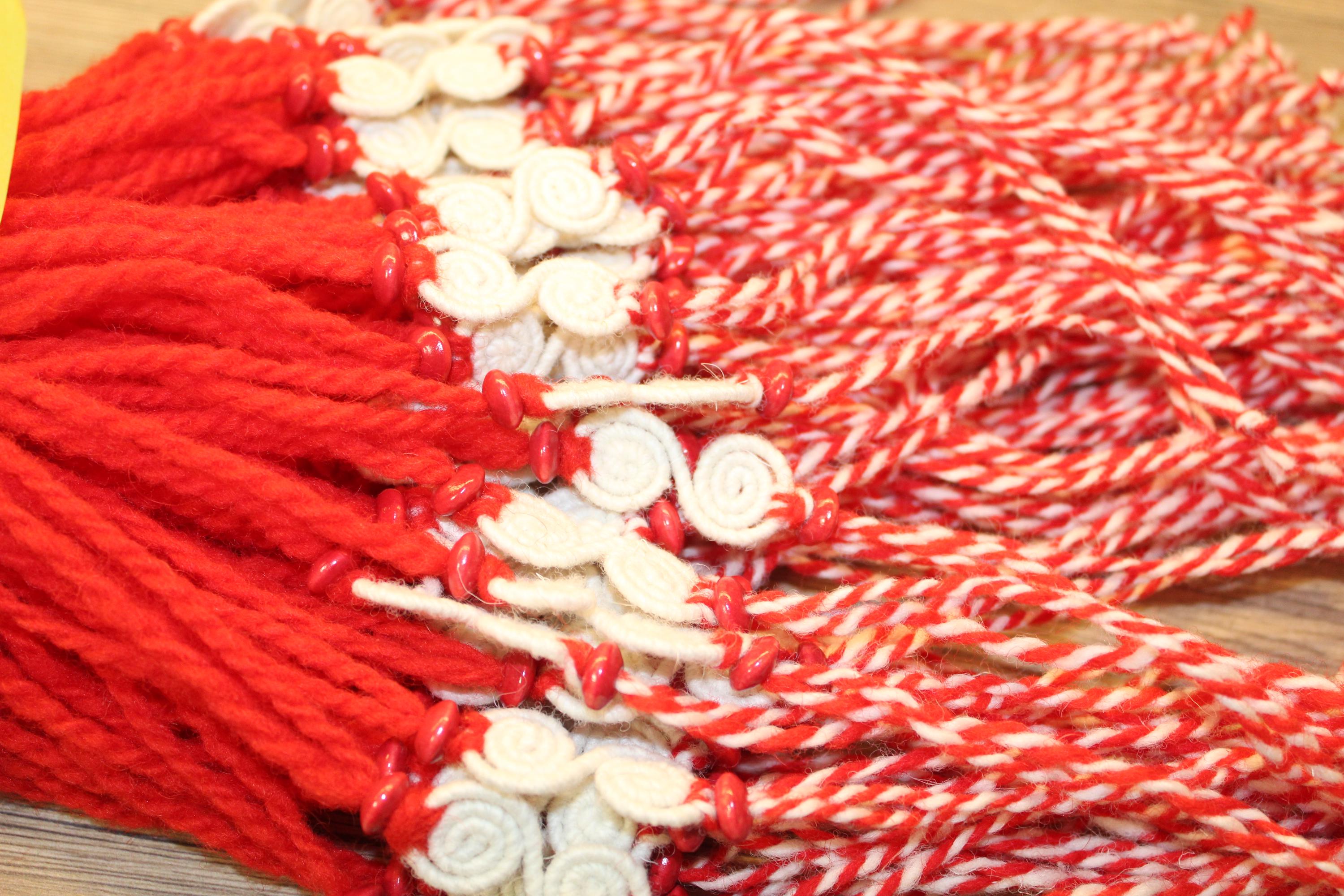 Set Di 4 Martenitsa Bulgare Pijo E Penda | Bamboline Rosse E Bianche Per La Primavera, Regalo Tradizionale Con Spille
