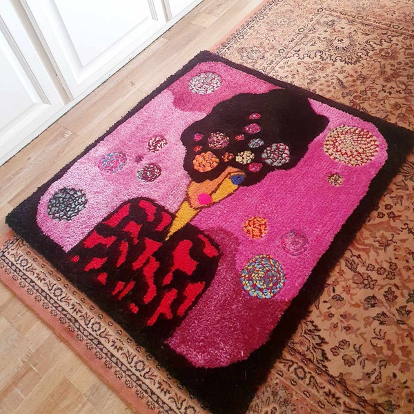 Tapis tufting rose "La Femme aux Fleurs"