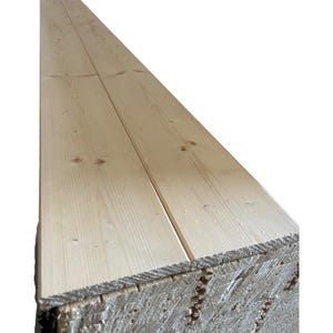 Può includere: Primo piano di una pila di assi di legno di colore marrone chiaro. Le assi sono lisce e hanno una venatura del legno naturale. Le assi sono impilate l'una sull'altra e sono tenute insieme da una serie di piccole staffe metalliche.