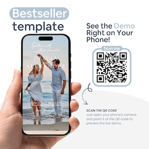 Pu&ograve; includere: Uno smartphone mostra un modello di invito di nozze con una coppia su una spiaggia. Lo schermo del telefono mostra i nomi "Olivia & Alexander" e la parola "marriage". &Egrave; presente un codice QR, insieme al testo "See the Demo Right on Your Phone!"