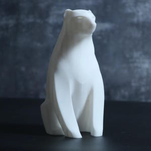 Escultura minimalista de oso polar: decoración moderna para el hogar con temática ártica.