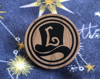 Alfiler de madera con logotipo de Layton