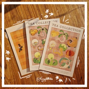 Könnte beinhalten: Drei rechteckige Kunstdrucke mit dem Thema Tea Collection. Die Drucke zeigen nummerierte Illustrationen verschiedener botanischer Elemente auf einem hellrosa karierten Hintergrund. Der Text Tea Collection steht oben auf jedem Blatt.