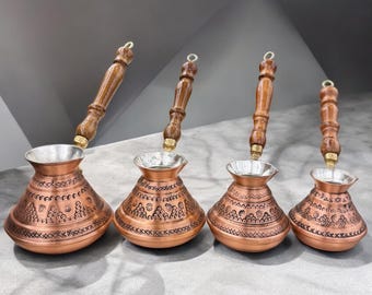 Cafetera turca de cobre hecha a mano con mango de nogal.