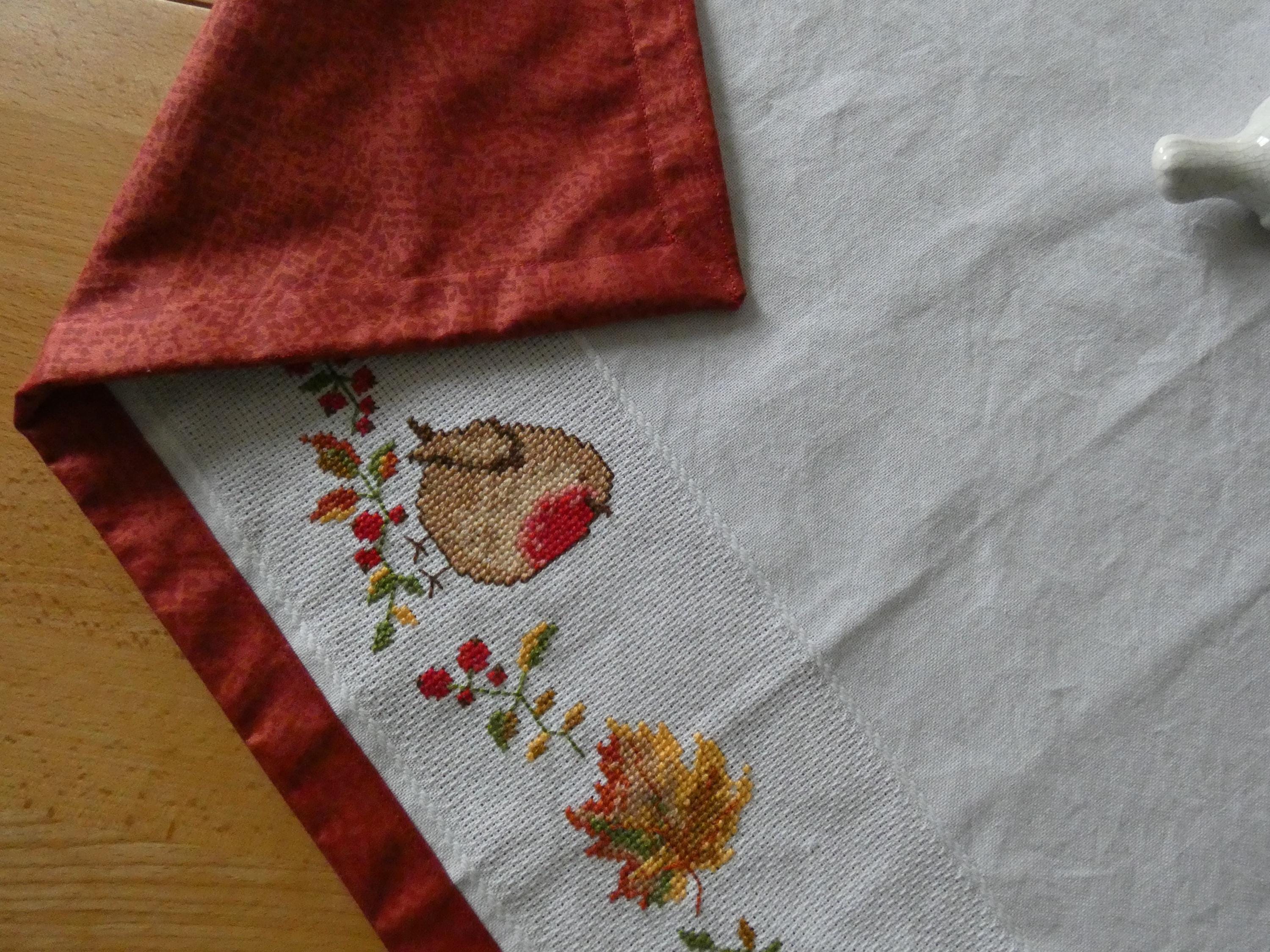 Grande nappe blanche et broderies faites main rouge. Entourage dentelle