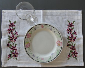 Lot de 2 sets de table brodés à la main