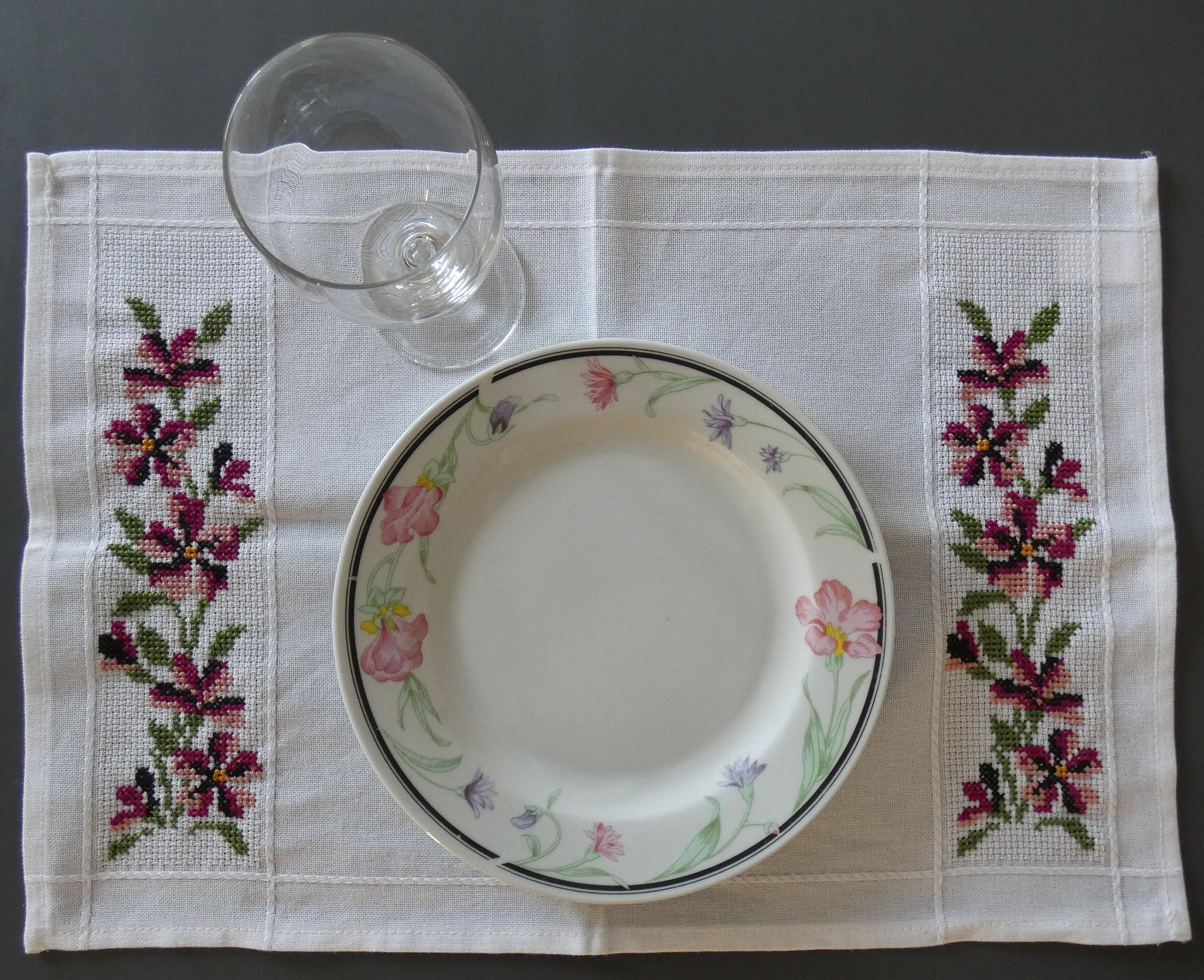 Centre de table brodé main 75/68 cm - Décoration