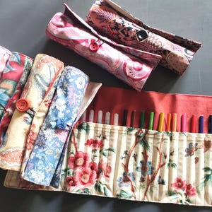 Trousse à enrouler "fleurs" - 24 crayons/feutres