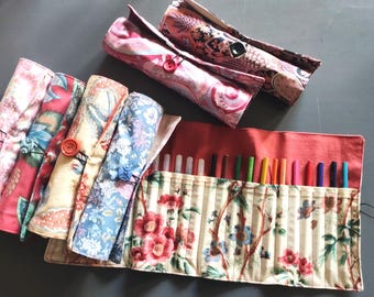 Estojo enrolável com estampa de flores - 24 lápis/marcadores