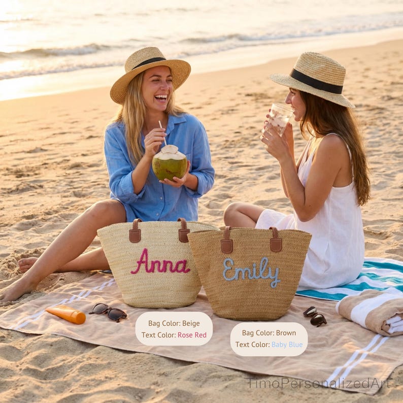 K&ouml;nnte beinhalten: Zwei geflochtene Strohtaschen mit braunen Ledergriffen. Eine beige Tasche tr&auml;gt den Namen Anna in rosaroter Schreibschrift, eine braune Tasche den Namen Emily in hellblauer Schreibschrift. Beide Taschen haben eine offene Oberseite und einen Boden.