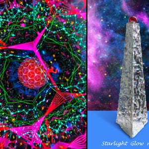 Puede incluir: La imagen presenta un diseño de caleidoscopio colorido con formas geométricas rosas, verdes y azules. Junto a él, una escultura triangular plateada con una esfera roja en la parte superior. El texto "Starlight Glow mini" está en la parte inferior.