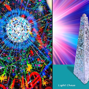 Könnte beinhalten: Ein hoher, klarer, texturierter Glasobelisk mit einem kleinen Kristallaufsatz. Die linke Seite zeigt ein lebendiges, kaleidoskopisches Muster aus blauen, roten, grünen und gelben geometrischen Formen und Sternen. Der Text Light Chase ist unten zu sehen.