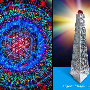 Op de afbeelding: Een levendige, caleidoscopische afbeelding met een centraal rood en blauw patroon, omringd door een complex scala aan kleuren. Daarnaast een getextureerde, zilverkleurige obelisk met een rode bol bovenop, tegen een kleurrijke achtergrond. Tekst: "Light Chase mini".