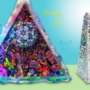 Op de afbeelding: Een kleurrijke caleidoscoop met een driehoekige prisma-vorm, met een levendige reeks neonkleurige afbeeldingen met een verjaardagsthema. De tekst "Birthday Joy" is in gele cursieve letters geschreven. Er is ook een hoog, zilverkleurig, prisma-vormig object aanwezig.