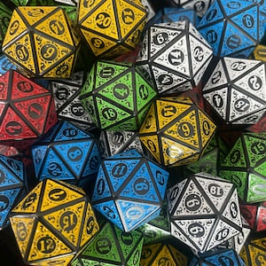 Puede incluir: Primer plano de un conjunto de dados poliédricos multicolores. Los dados son rojos, amarillos, verdes, azules y blancos. Cada dado presenta un diseño único con números, ideal para juegos de mesa. Los dados están hechos de un material duradero.