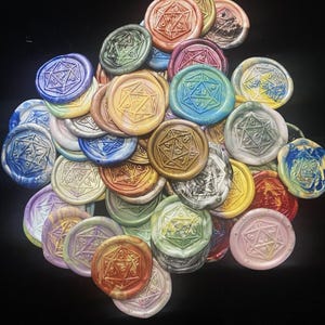 Selos de cera artesanais multicoloridos com o dado D20, incluem abas adesivas, ideais para jogos de RPG, convites de casamento e embalagens de presentes.