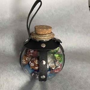 Polyedrischer Würfel-Trank-Flaschen-Flachmann - Hält bis zu 6 Sets in Standardgröße! DND