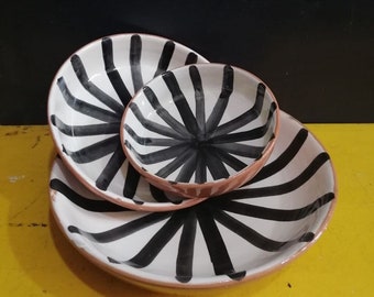Piatti grandi a raggi neri, piatti da insalata in ceramica fatta a mano con motivo a raggi in bianco e nero, piatti unici in ceramica fatti a mano in 3 dimensioni