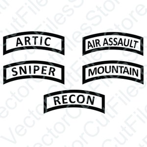 Könnte beinhalten: Fünf schwarz-weiße Militär-Patches mit abgerundeten Kanten. Die Patches zeigen die Aufschriften "ARTIC", "AIR ASSAULT", "SNIPER", "MOUNTAIN" und "RECON".