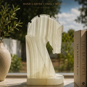 Puede incluir: Un sujetalibros de cabeza de caballo vintage tallado a mano en &oacute;nix natural. Esta pieza &uacute;nica de M&eacute;xico data de la d&eacute;cada de 1960. El texto en la imagen dice "Vintage Mexican Onyx Horse Head Bookend".