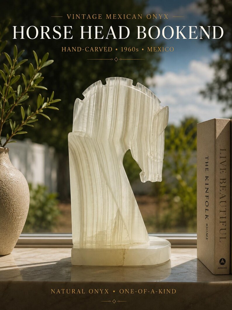 Puede incluir: Un sujetalibros de cabeza de caballo vintage tallado a mano en &oacute;nix natural. Esta pieza &uacute;nica de M&eacute;xico data de la d&eacute;cada de 1960. El texto en la imagen dice "Vintage Mexican Onyx Horse Head Bookend".