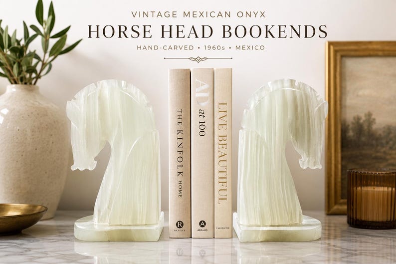 Puede incluir: Juego de sujetalibros de cabeza de caballo de &oacute;nix mexicano vintage. Tallados a mano en M&eacute;xico en la d&eacute;cada de 1960. Los sujetalibros son de color verde claro y est&aacute;n colocados sobre una superficie blanca. El texto de la imagen dice "HORSE HEAD BOOKENDS".