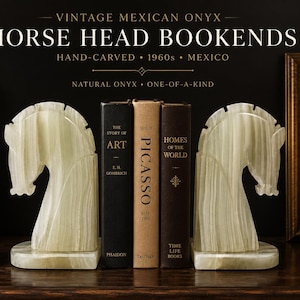 Puede incluir: Juego de sujetalibros vintage de &oacute;nix mexicano con forma de cabeza de caballo. Tallados a mano en la d&eacute;cada de 1960 en M&eacute;xico. Los sujetalibros son de &oacute;nix natural y &uacute;nicos. El texto de la imagen dice "HORSE HEAD BOOKENDS".