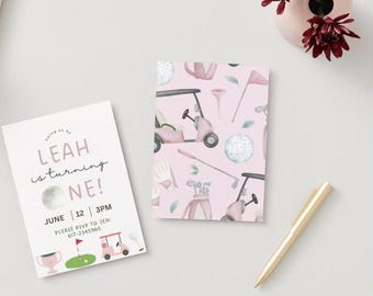 Op de afbeelding: Een uitnodiging met golfthema en een kaart met patroon met een gouden pen en een vaas met bloemen. Op de uitnodiging staat "Leah is turning ONE!" met datum en tijd. De kaart met patroon toont golfkarren, golfballen en clubs.