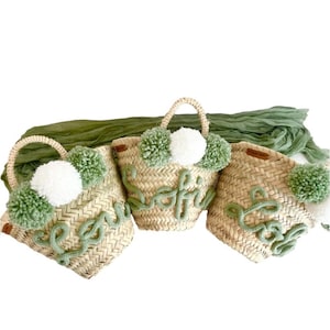 Personalisierter Weidenkorb mit Vornamen - Kinderkorb, Schlafzimmerdekoration, Junggesellinnenabschied, Geburtsgeschenk, Pompons