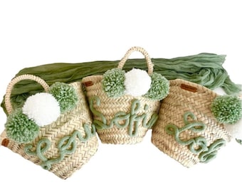 Cesta de mimbre personalizada con nombre - cesta infantil, decoración dormitorio, despedida de soltera, regalo de nacimiento, pompones